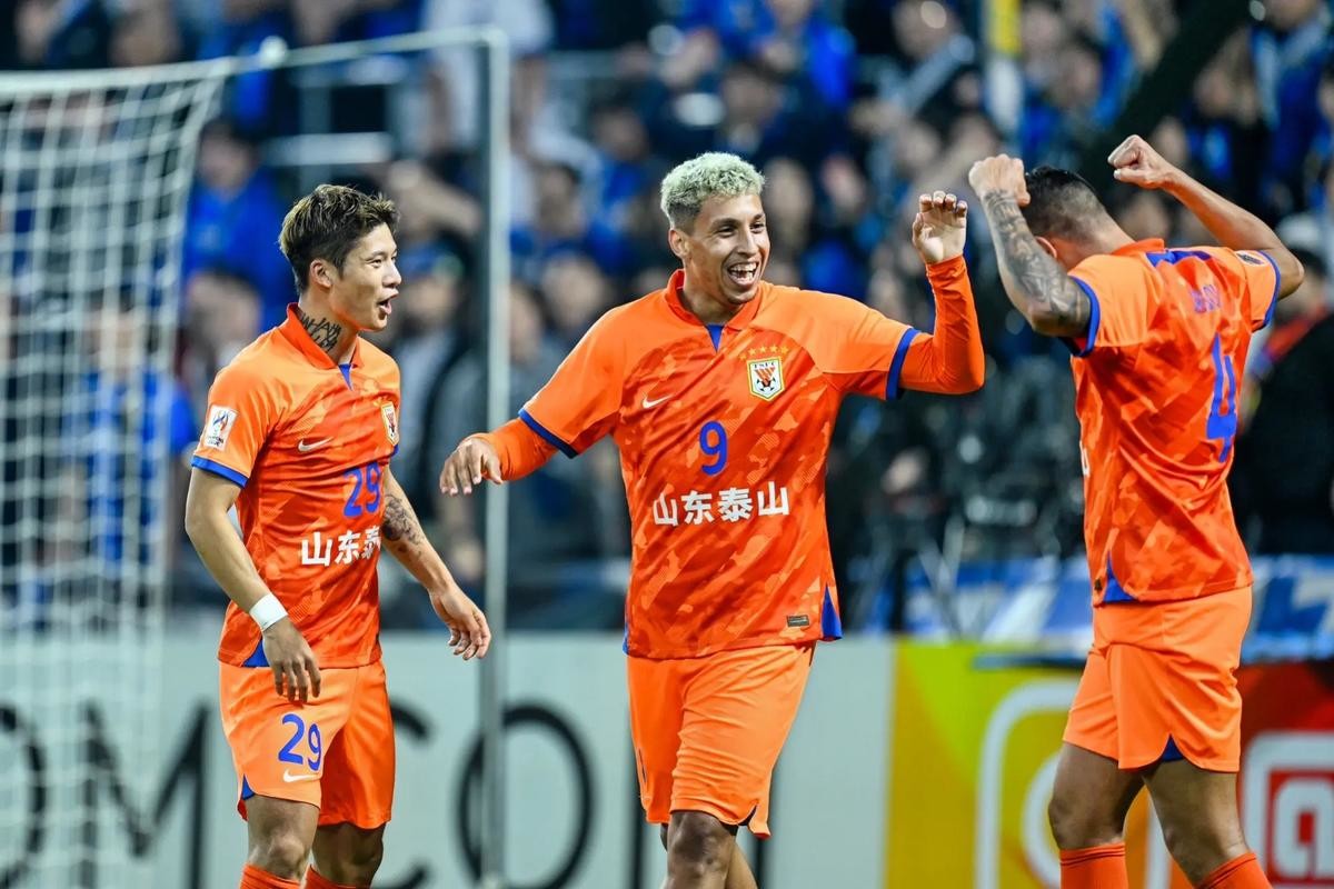 冲刺阶段山东泰山调整名单以备欧冠，队长鼓劲环节打磨，压力陡增，赛季目标并未改变的简单介绍